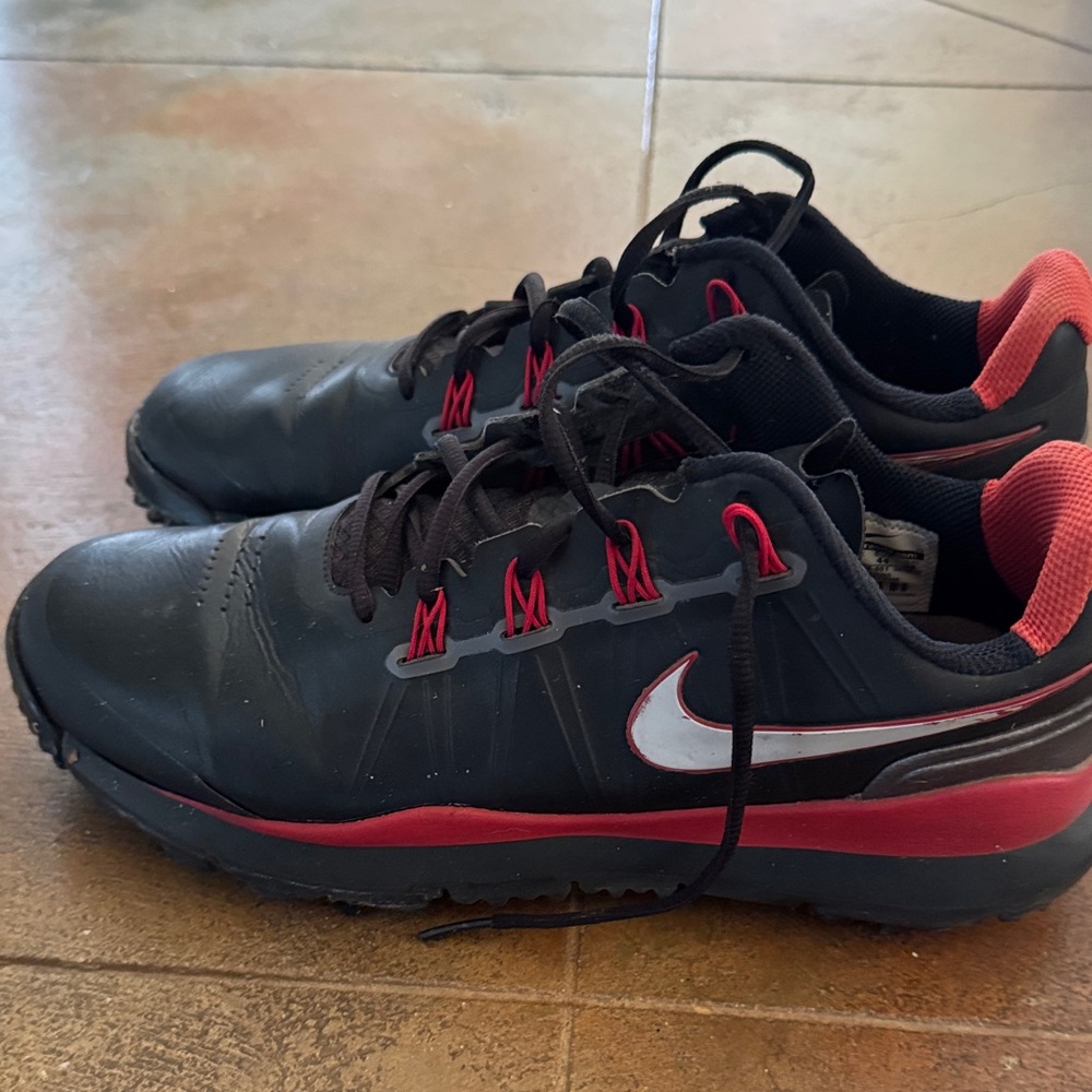 Nike Men's Black and Red Golf Shoe